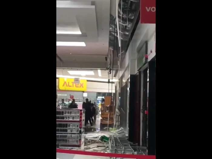 O bucată de tavan s-a desprins la Shopping City Sibiu/FOTO: Captură video