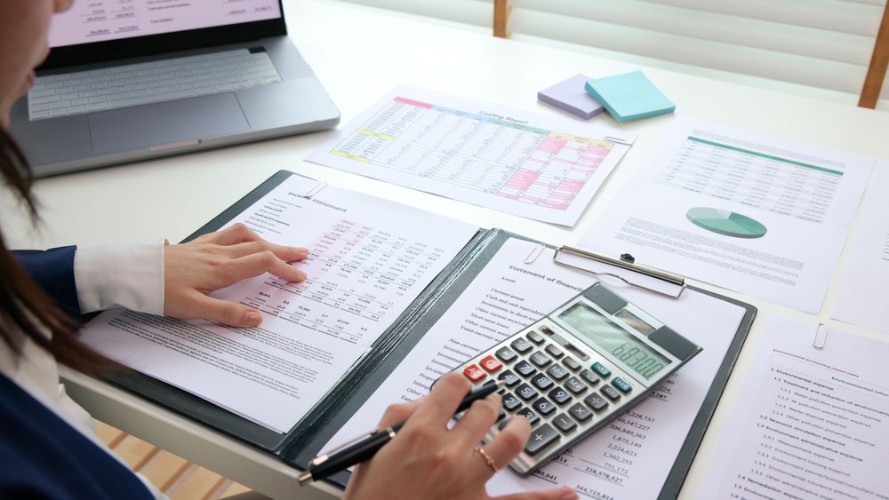 Cu gândul la creșterile de taxe și impozite, românii par să fi uitat de celelalte obligații fiscale