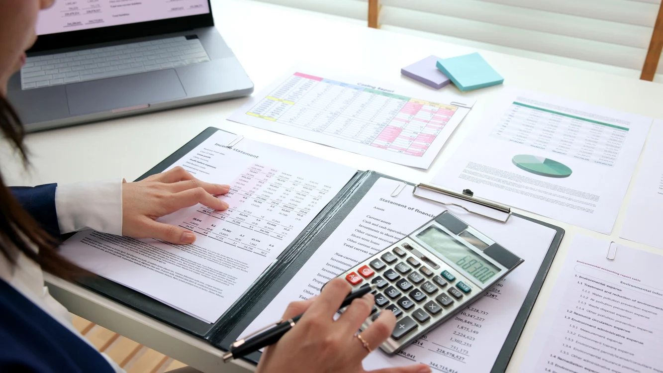 Cioneva face calcule urmărind cu degetul cifrele dintr-un tabel
