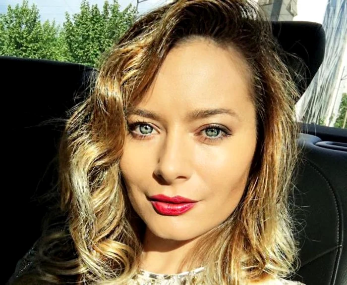 Ținuta complet albă a fost semnată Cristina SăvulescuFoto: arhivă personală