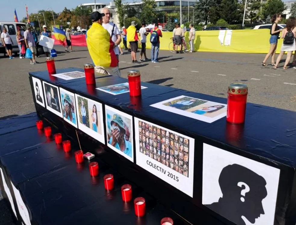 Un altar a fost creat în Piața Victoriei pentru victimele de la Caracal, din Colectiv și 10 august 2018  
