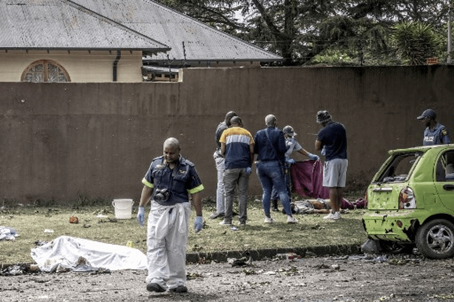 Nouă morți și zeci de răniți după explozia unei cisterne cu gaz blocate sub un pod, lângă Johannesburg, în Africa de Sud | VIDEO