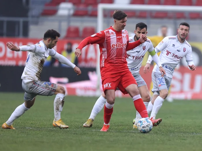 David Miculescu în atac la UTA (FOTO: Sportpictures)