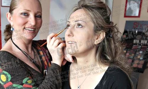 Make up artistul  Florina Mărcuţă a  ajutat o pe Florentina să şi corecteze forma  sprâncenelor (Fotografii: Sever Gheorghe) jpeg