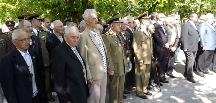 Veteranii au fost cinstiţi la Cimitirul Eroilor