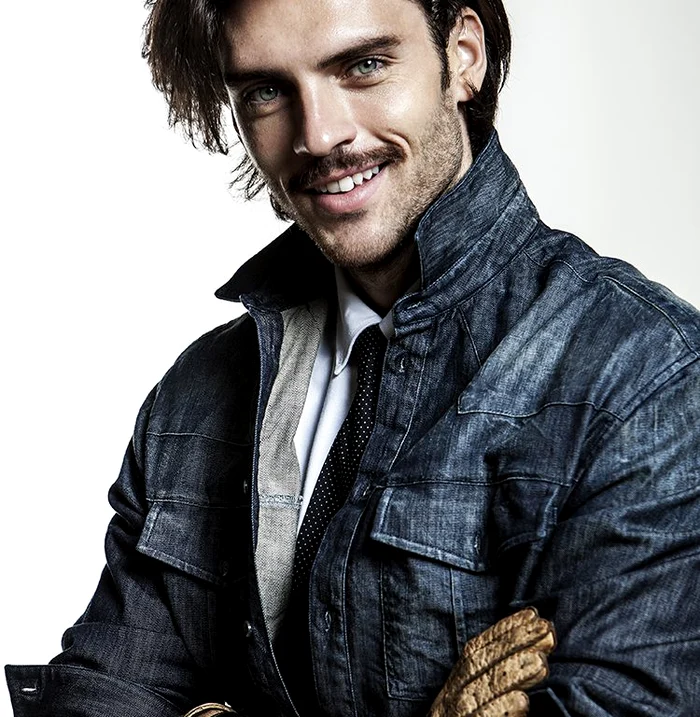 Silviu Ţolu este un manechin cunoscut în industria modei şi a avut colaborări cu designeri renumiţi 