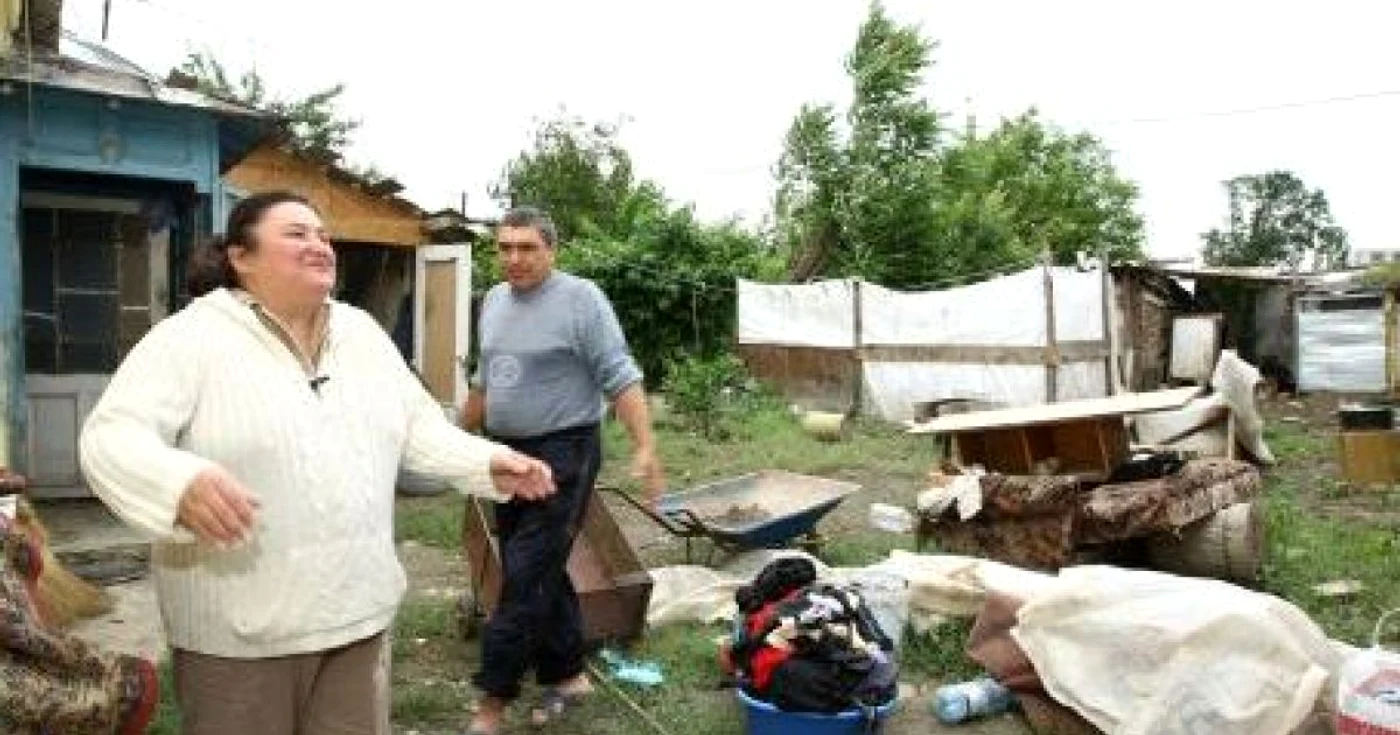 Toate bunurile de o viaţă le-au fost distruse când apa le-a intrat în casă