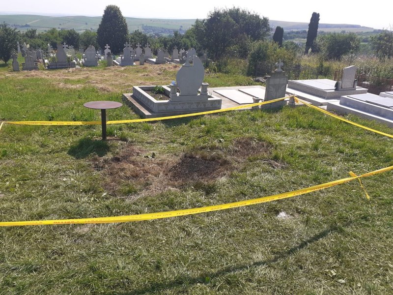 Misterul cadavrului găsit carbonizat în cimitir. A fost identificată victima, ipoteza crimei este prima luată în calcul