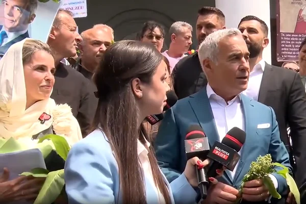 Calin Georgescu, avertizat înaintea unei întâniri cu susținătorii săi: „Probabil cineva i-a spus că acolo este multă lume”