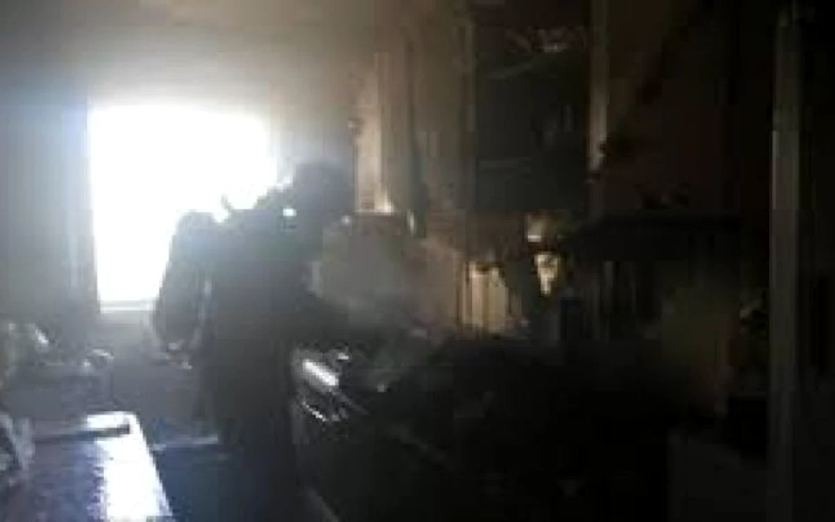 Intervenţia pompierilor a împiedicat extinderea incendiului. FOTO Adevărul.ro