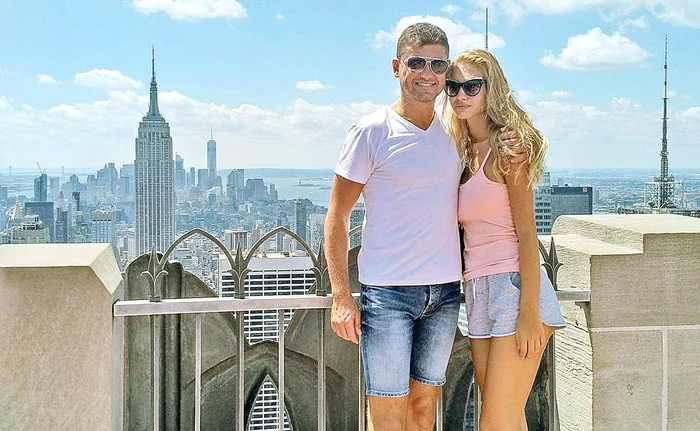 
    Cristi și Laura se  află în New York  