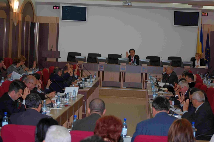Preşedintele Consiliului Judeţean nu are probleme în a-şi convinge colegii să voteze amânarea referendumului.