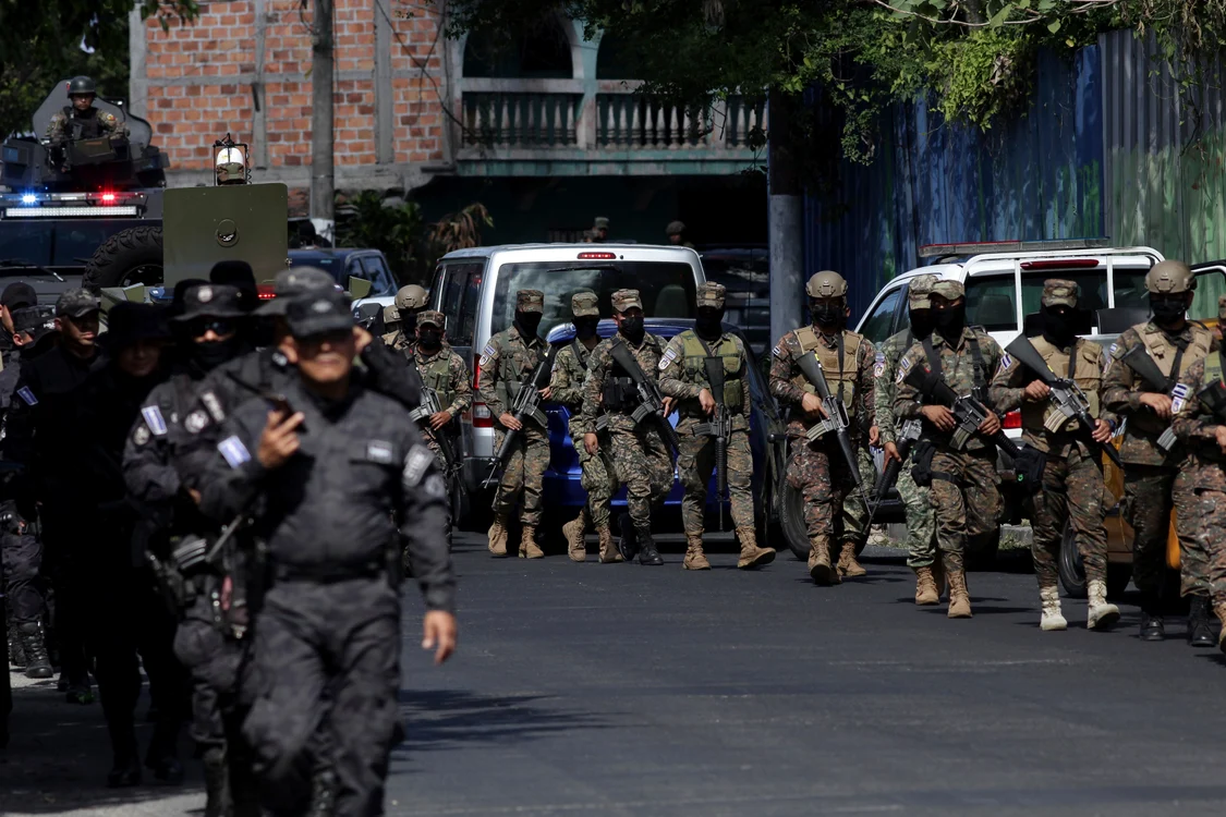 Soldaţi şi poliţişti au încercuit oraşul Soyapango FOTO Profimedia