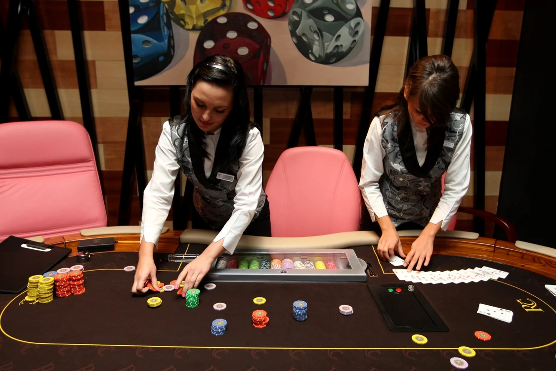 Pokerul prinde la români