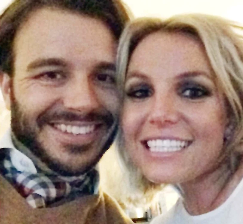 
    Relaţia lui Britney cu Charlie  Ebersol a durat doar 8 luni  