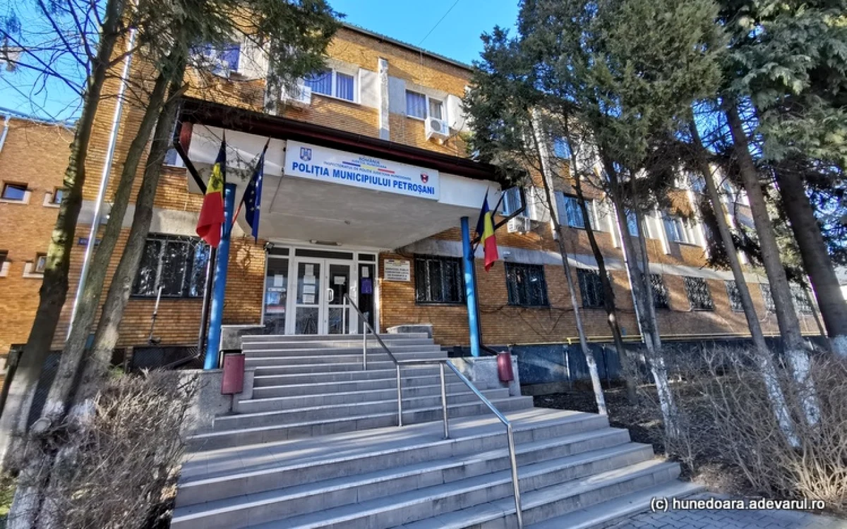 Sediul Poliţiei Petroşani, unde au fost aduşi tinerii cercetaţi pentru şantaj. FOTO: Daniel Guţă. ADEVĂRUL