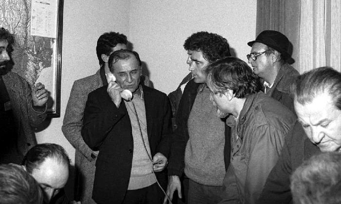 Primul termen în Dosarul Revoluţiei  Ion Iliescu nu a venit, iar multe persoane au cerut intervenţia medicilor la ÎCCJ jpeg