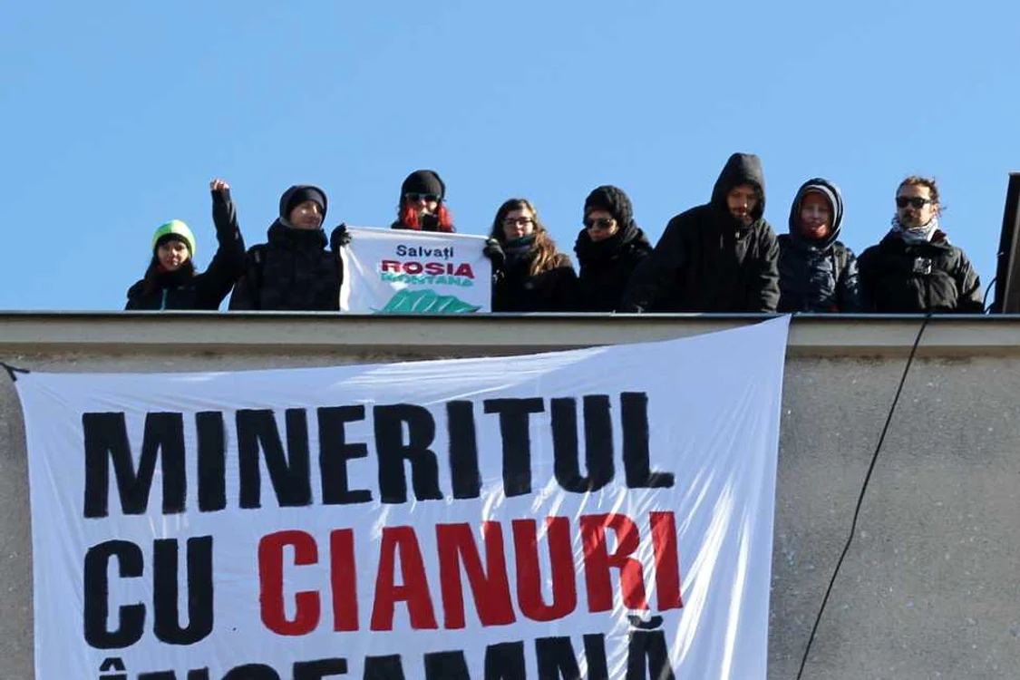 Tinerii au protestat faţă de activităţile din minerit în care va fi folosită cianura. FOTO: Daniel Guţă