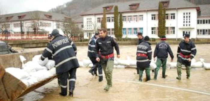 Inundaţiile au afectat zeci de gospodării
