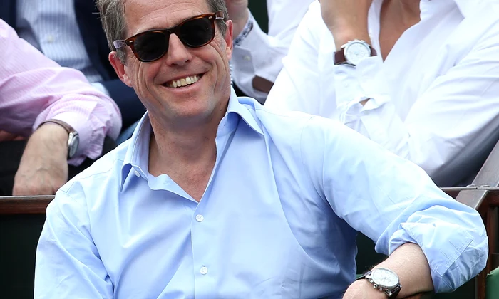 Hugh Grant et sa compagne Anna Elisabet Eberstein dans les tribunes de Roland Garros jpeg