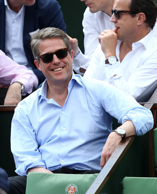 Hugh Grant et sa compagne Anna Elisabet Eberstein dans les tribunes de Roland Garros jpeg