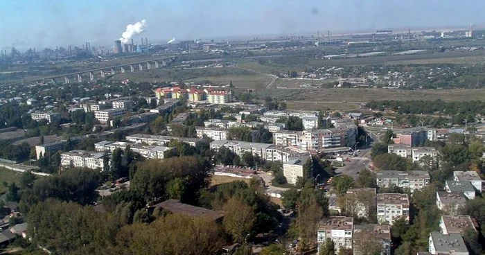 Pe terenul, imposibil de retrocedat "în natură", se află construite, de zeci de ani, blocuri şi alte clădiri de interes public