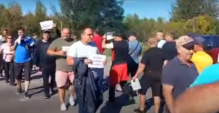 Protestatarii oameni au blocat drumul. FOTO Captură video YouTube Știri Antena Vest