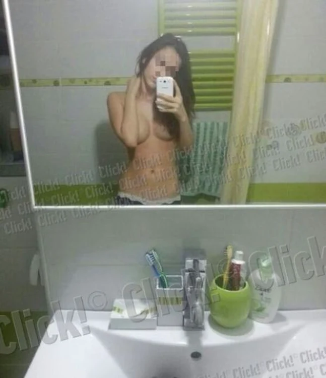 Fata trimitea băieţilor poze cu ea dezbrăcată