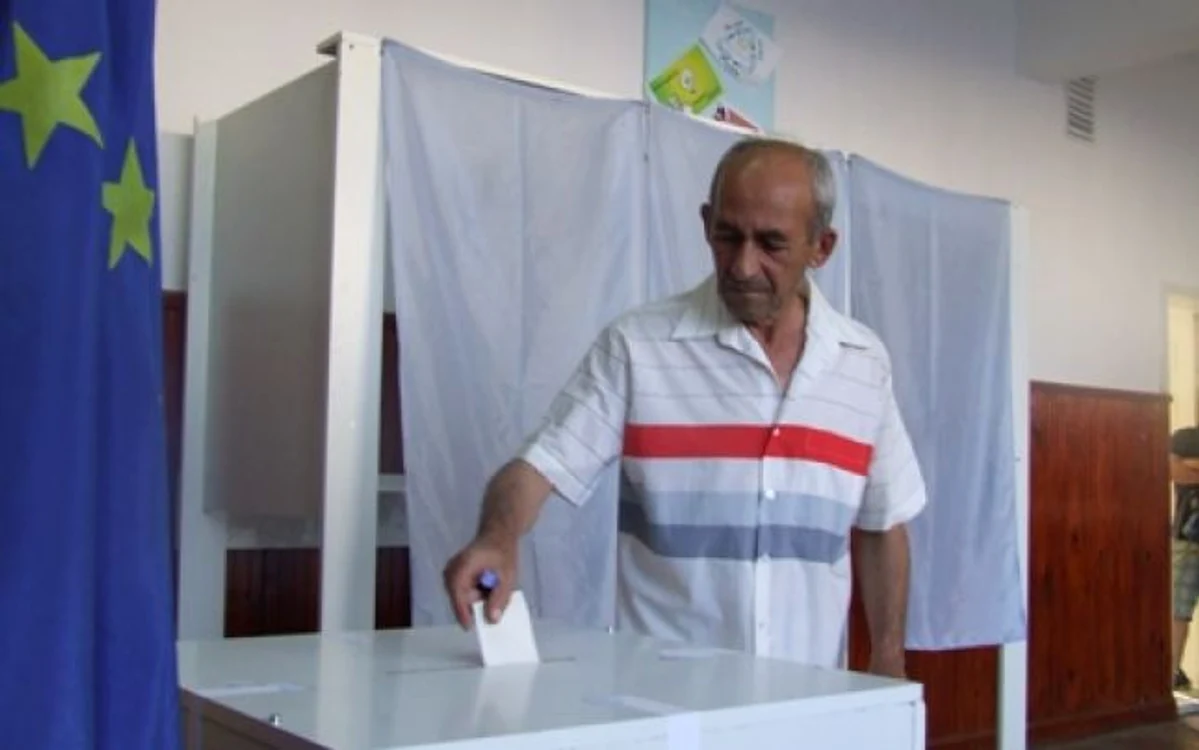 Alegătorii vor primi trei buletine, pe care trebuie să le introducă în trei urne distincte FOTO Arhivă