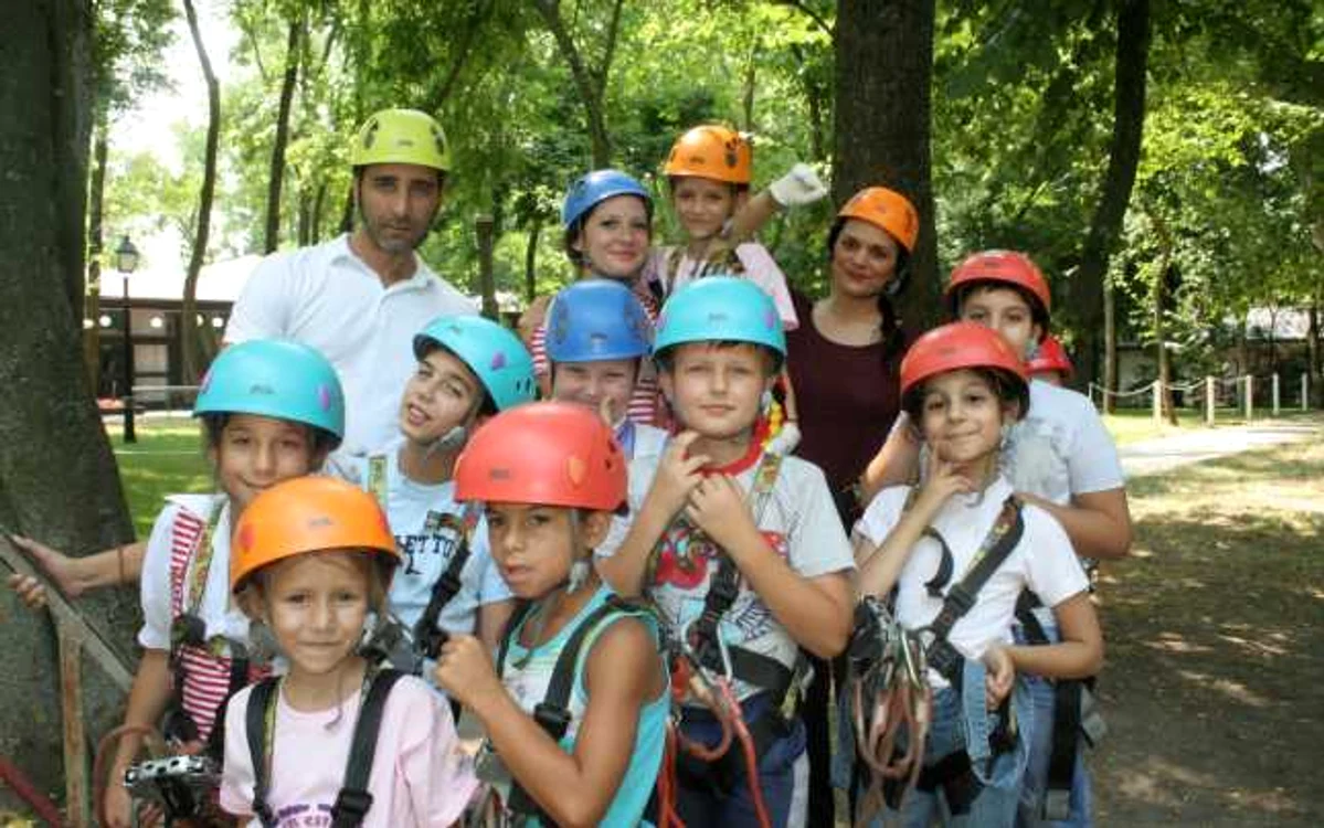 Marius Saizu, Eugenia Foarfecă şi Iulia Mărginean alături de copii de la Centrul Pinocchio FOTO Prima TV