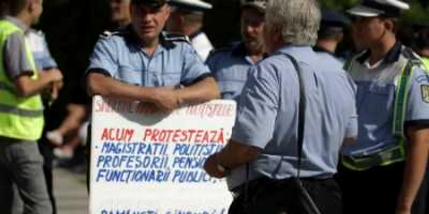 Cluj: Poliţiştii clujeni - „Rămâneţi singuri, dragi guvernanţi” (GALERIE FOTO)