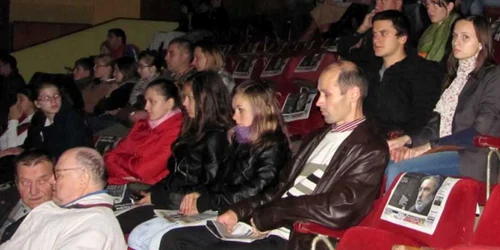 Publicul care vine la proiecţii nu plăteşte bilet