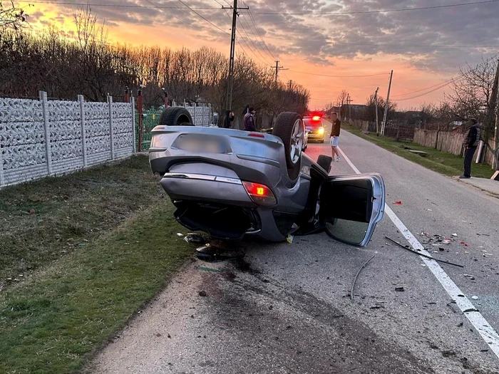 Mașina s-a răsturnat după ce șoferul a pierdut controlul FOTO: martor