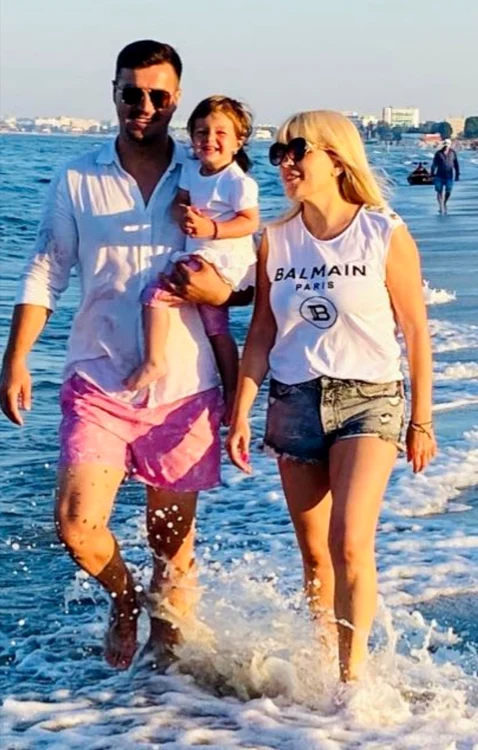Elena Udrea și Adrian Alexandrov, la mare împreună cu fiica lor, Eva