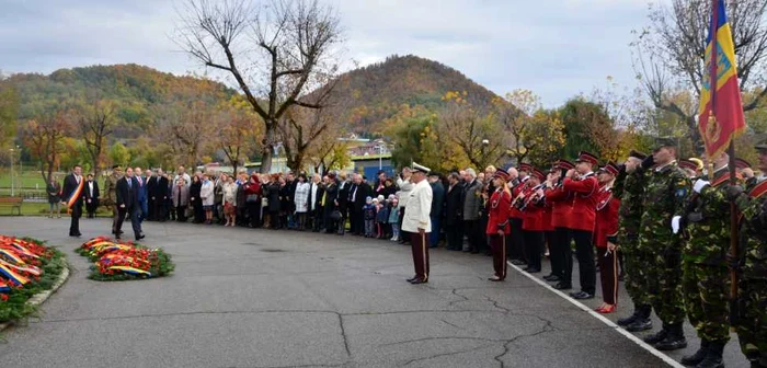 Oficialităţile au participat la sărbătorirea Zilei Armatei Române   Foto: Instituţia Prefectului MM