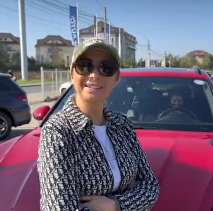Anamaria Prodan i-a făcut cadou lui Sarah un Porsche Macan roșu foto: Instagram 