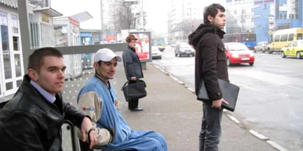 Invalizii aşteptă ore în şir în staţii un mijloc de trransport cu rampă de acces