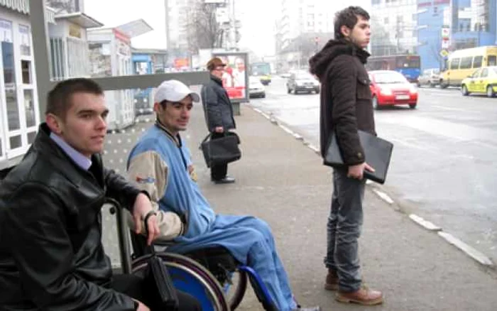 Invalizii aşteaptă ore în şir în staţii un mijloc de transport cu rampă de acces FOTO: Arhivă