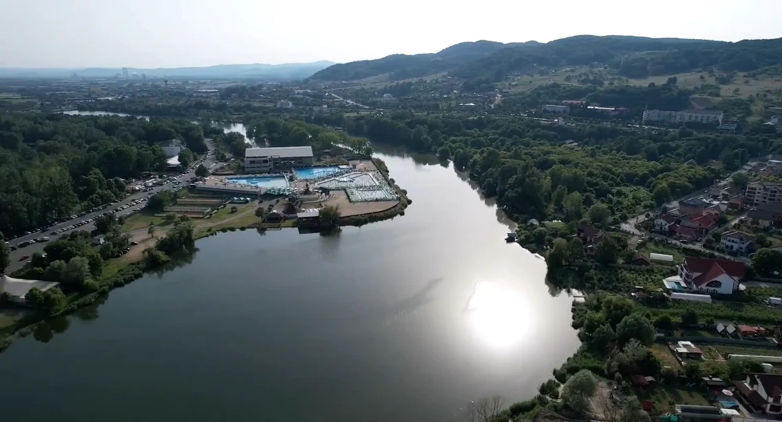Lacul adiacent și Baza de Agrement Ostroveni din Râmnicu Vâlcea văzute din dronă Foto Daciana Stoica jpg