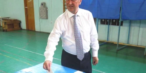 Ion Prioteasa a votat la la secția de votare amenajată în incinta Liceului cu Programul Sportiv „Petrache Trișcu”