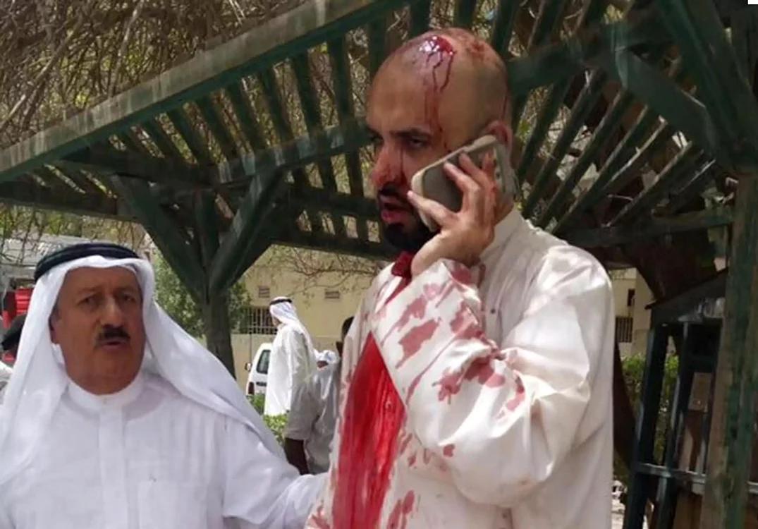 
    Un bărbat vorbește la telefon după atentatul din Kuwaitfoto: Independent.co.uk  