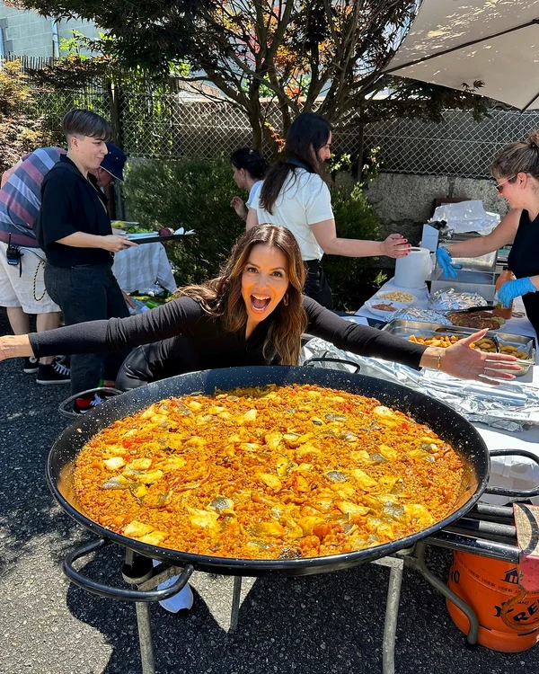 Eva Longoria, în fața unei tigăi uriașe cu paella