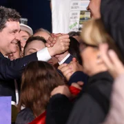 Anunțarea rezultatelor exit-poll în prezența candidatului Nicușor Dan, în București. FOTO Inquam Photos / George Călin