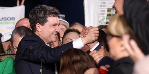 Anunțarea rezultatelor exit-poll în prezența candidatului Nicușor Dan, în București. FOTO Inquam Photos / George Călin