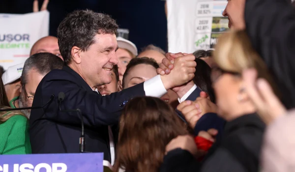 Anunțarea rezultatelor exit-poll în prezența candidatului Nicușor Dan, în București. FOTO Inquam Photos / George Călin