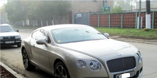 Un Bentley Continental GT costă circa 180.000 de dolari