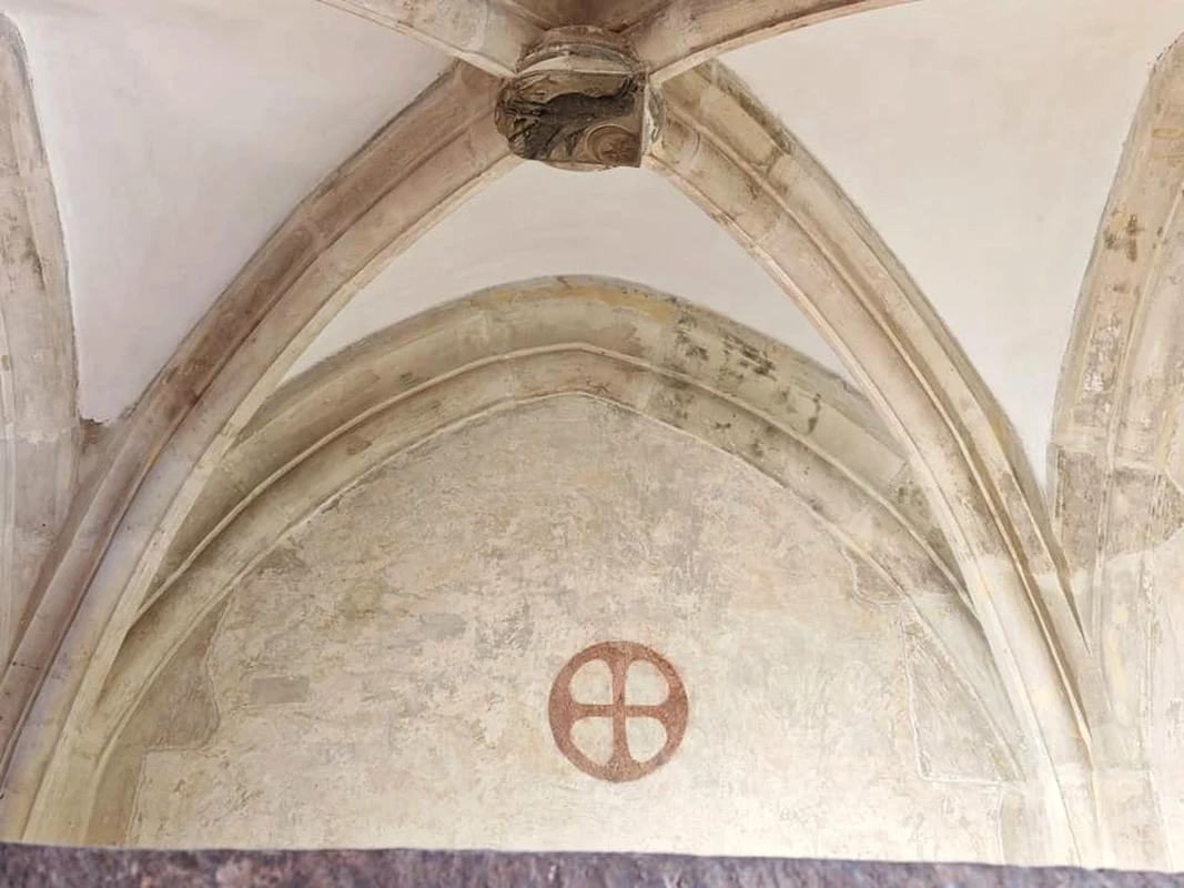 Crucile de consacrare care decorează pereții Capelei Castelului Corvinilor (© Facebook / Muzeul Castelul Corvinilor)