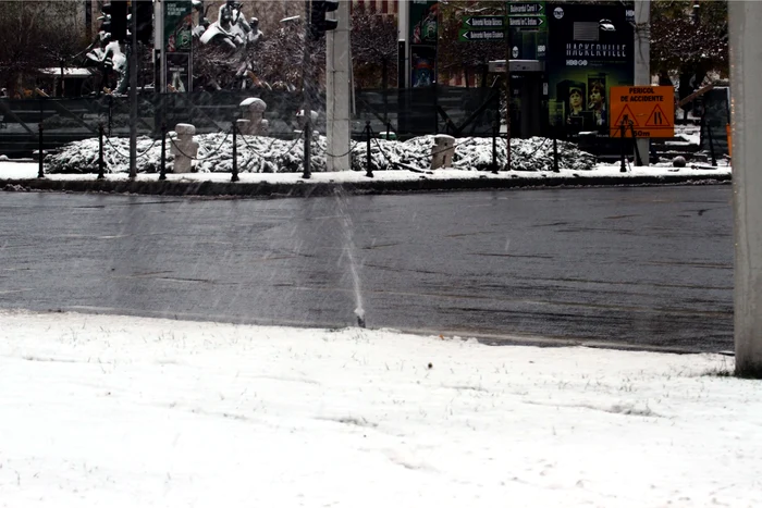 
    Aspersorul uda de zor rondul de la Universitate pe ninsoare Fotografii:Blitz  