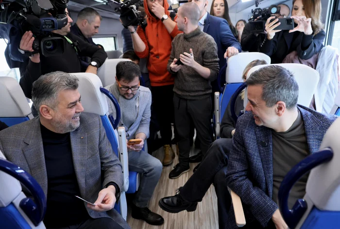 Marcel Ciolacu și Sorin Grindeanu la punerea în circulație a primei rame Alstom. FOTO: Guvern