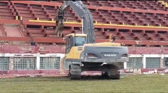 
    Un excavator a început ”să muște” din tribuna a doua a stadionului GiuleștiCaptură video  